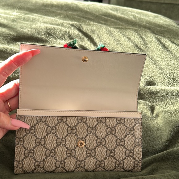 Gucci Supreme Continental Wallet in white, tan and red & green bow EUC ❤️💚 - Picture 6 of 10